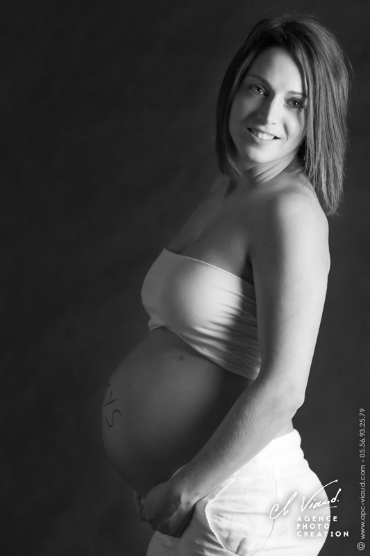 Portrait photo femme enceinte de profil