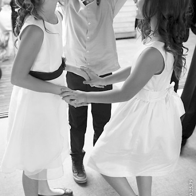 Reportage mariage, photo des enfants qui dansent