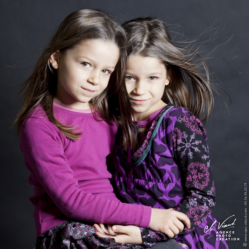 Séance photo en famille, portrait de deux petites filles jumelles