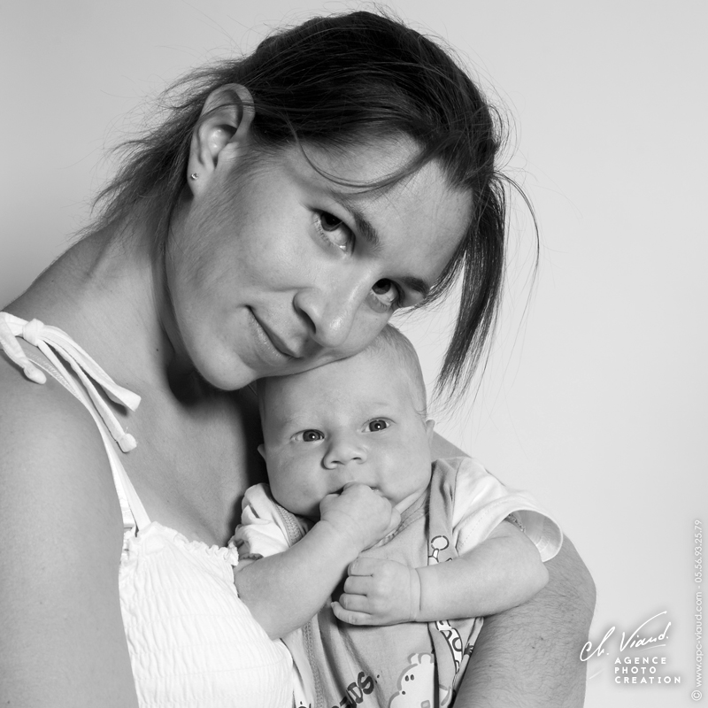 Portrait photo en noir et blanc d'une maman et son bébé