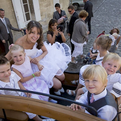 Reportage mariage, photo de la calèche remplie d'enfants avec la mariée