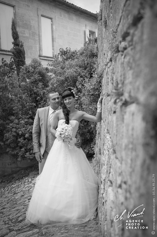Reportage mariage, photo de couple dans les rue de saint-emilion