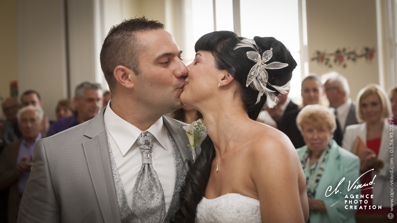 Reportage mariage, portrait des mariés qui s'embrasse