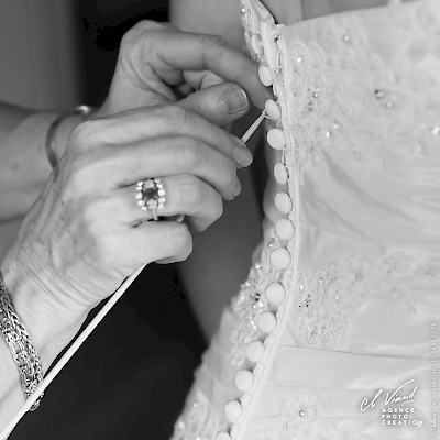 Reportage mariage, photo détails de l'habillage de la mariée