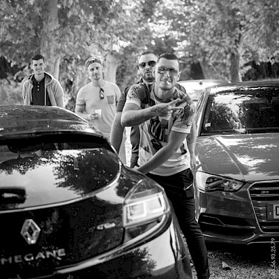 Reportage mariage, photo fun de l'arrivée du marié et de ses amis au milieu des voitures