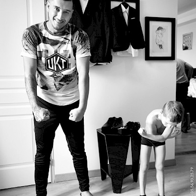 Reportage mariage, photo fun de la préparation du mariés et de son fils