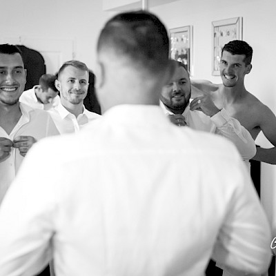 Reportage mariage, photo fun de la préparation du mariés et de ses amis