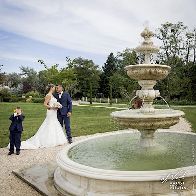 Reportage mariage, photo de couple fun avec leurs fils