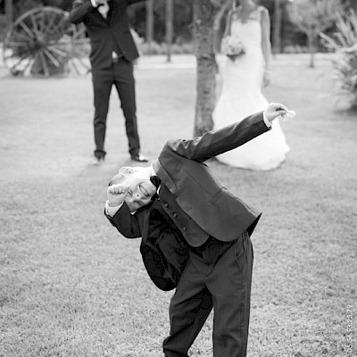 Reportage mariage, photo de couple fun avec leurs fils