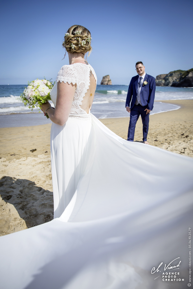 Reportage mariage, photo des mariés sur la plage devant les jumeaux à hendaye