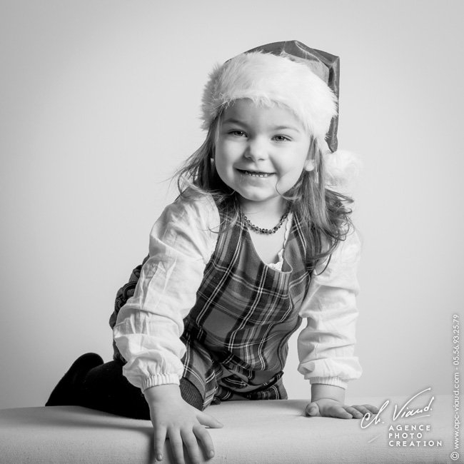 Photo en noir et blanc en studio pour une petite fille
