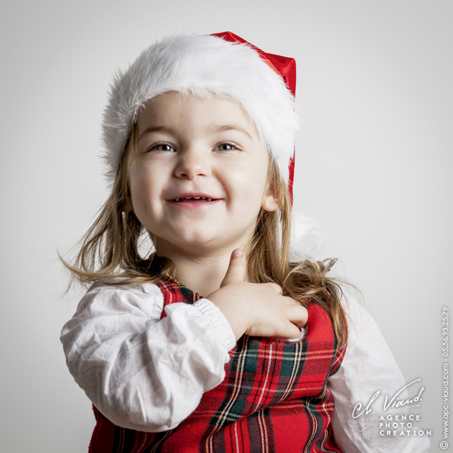 Portrait en studio d'une petite fille à Noël