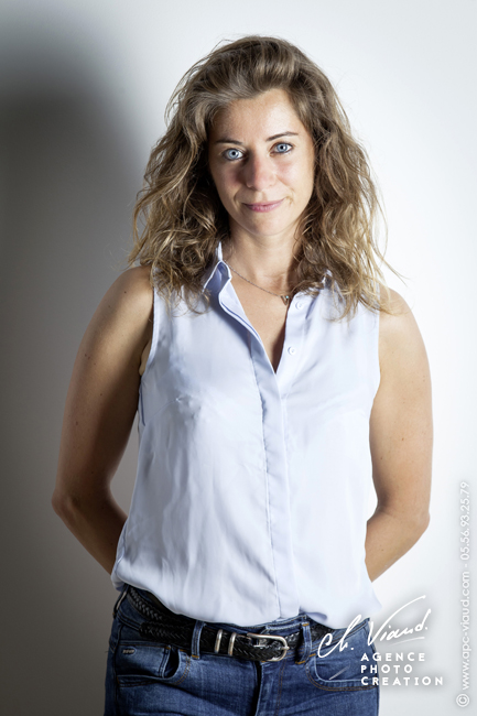 Beau portrait de femme en studio professionnel