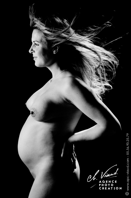Shooting photo en studio d'une femme enceinte nue
