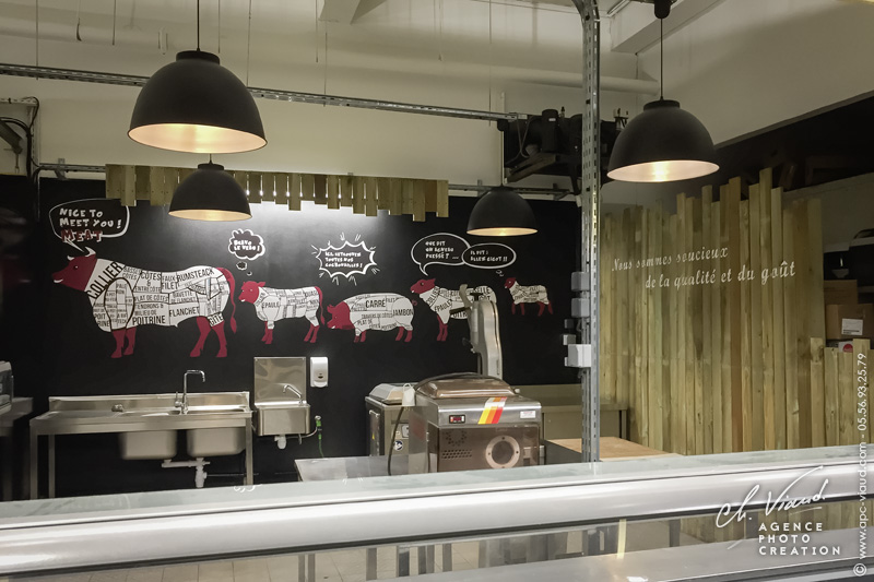 Création d'enseignes, d'ardoises et de stickers personnalisés pour un stand de boucher sur le marché des capucins à bordeaux