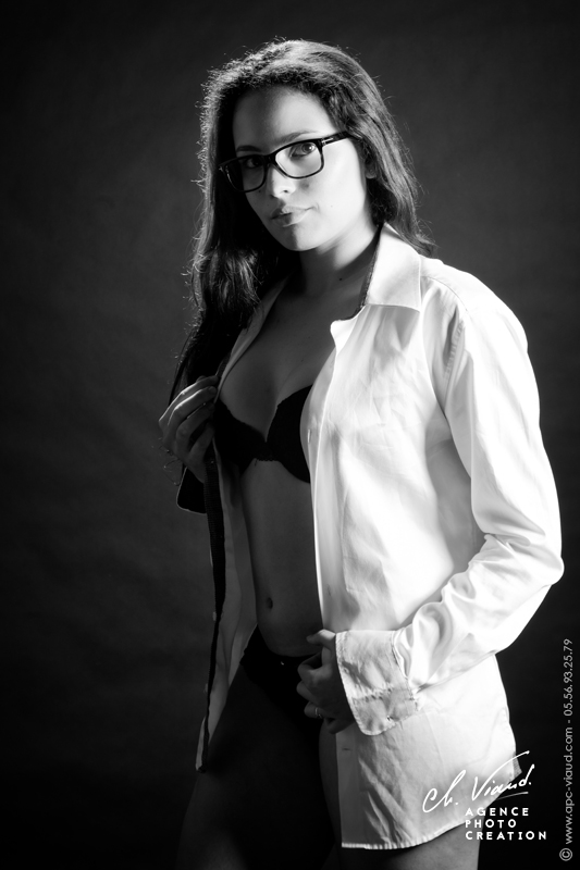 Portrait sexy d'une femme en lingerie avec une chemise blanche ouverte