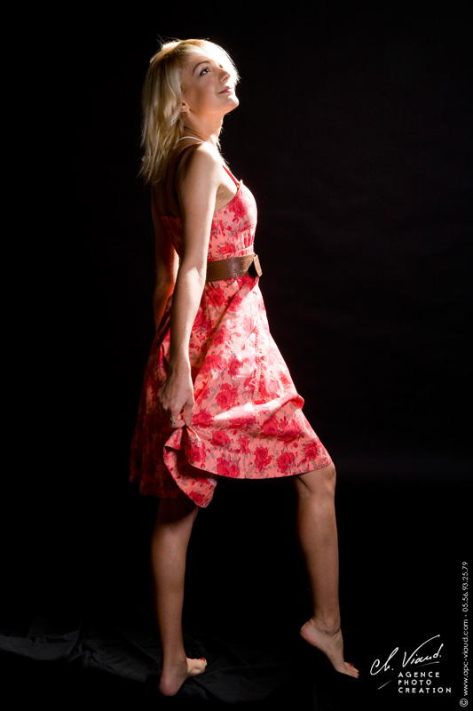 Photo d'une femme en robe dans un studio professionnel
