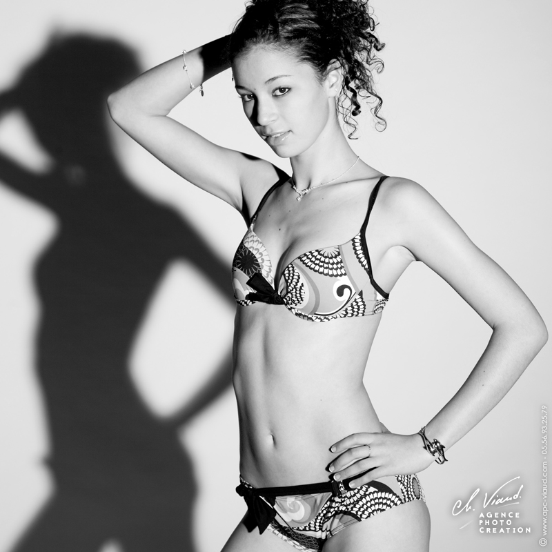 Portrait sexy d'une femme en sous vêtements dans un studio en noir et blanc