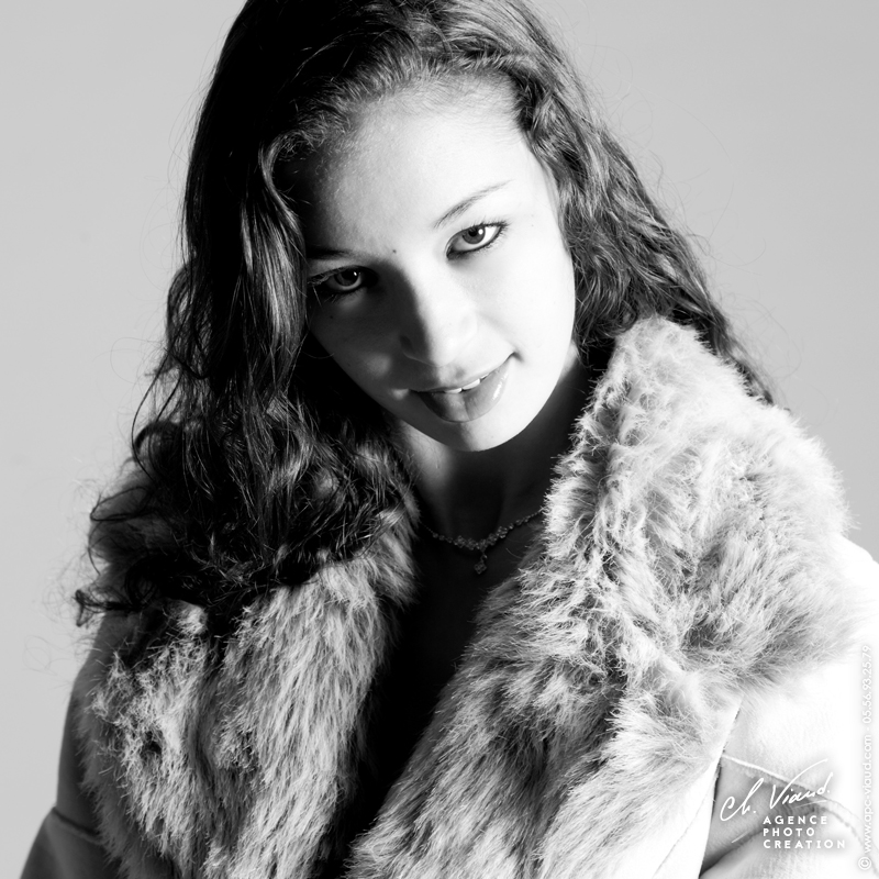 Portrait serré en noir et blanc d'une femme dans un studio photos