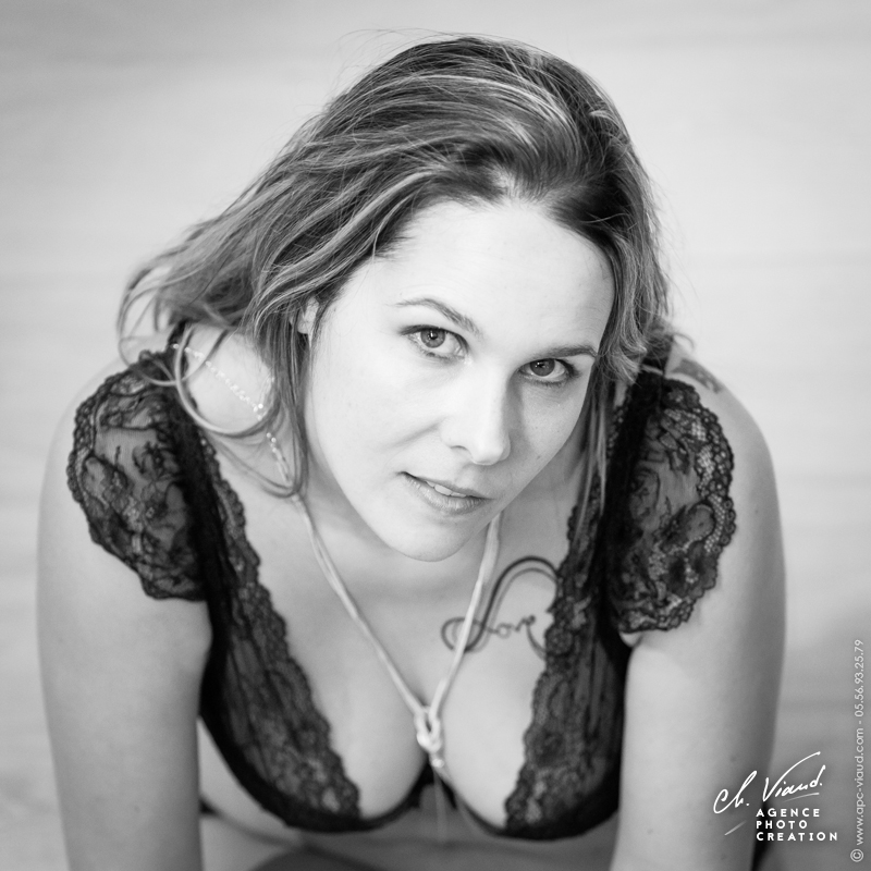 Portrait serré en noir et blanc d'une femme en sous vêtements dans un studio photos