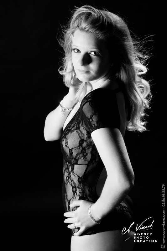 Portrait glamour en noir et blanc d'une femme en lingerie