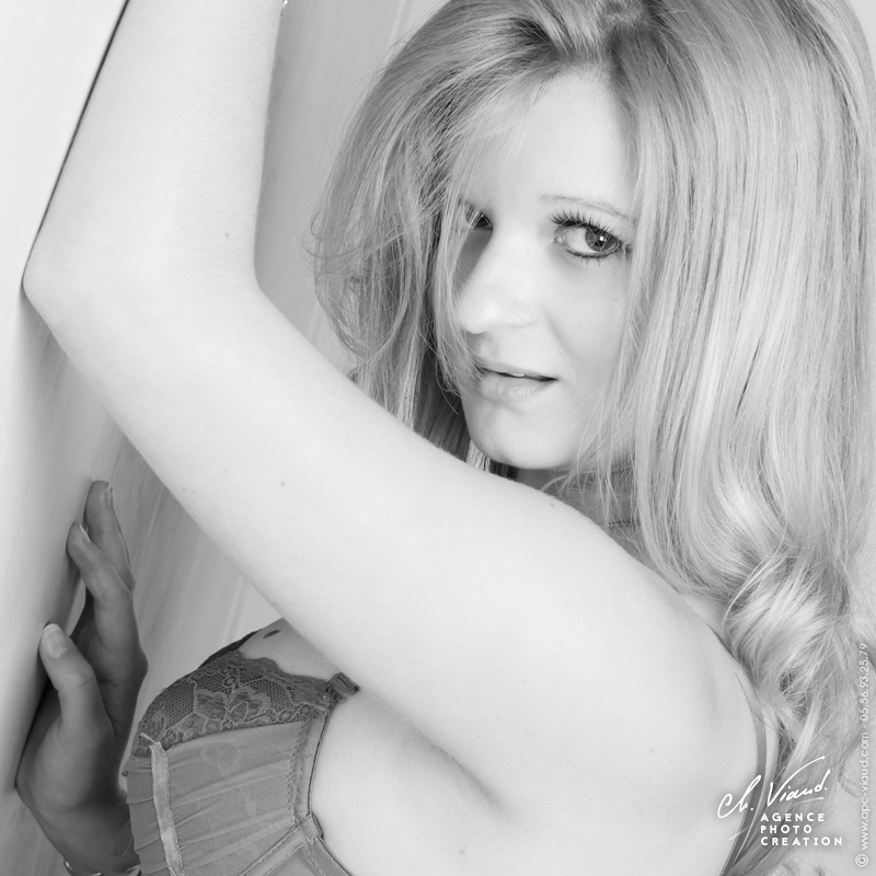 Portrait glamour d'une femme en noir et blanc dans un studio