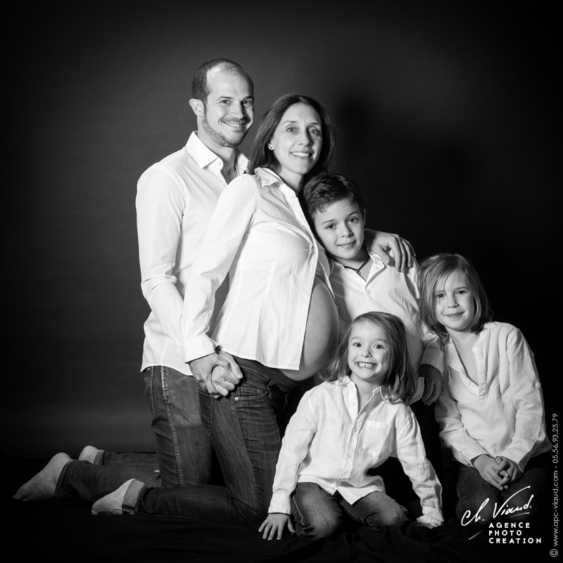 Jolie photo de famille pendant la grossesse