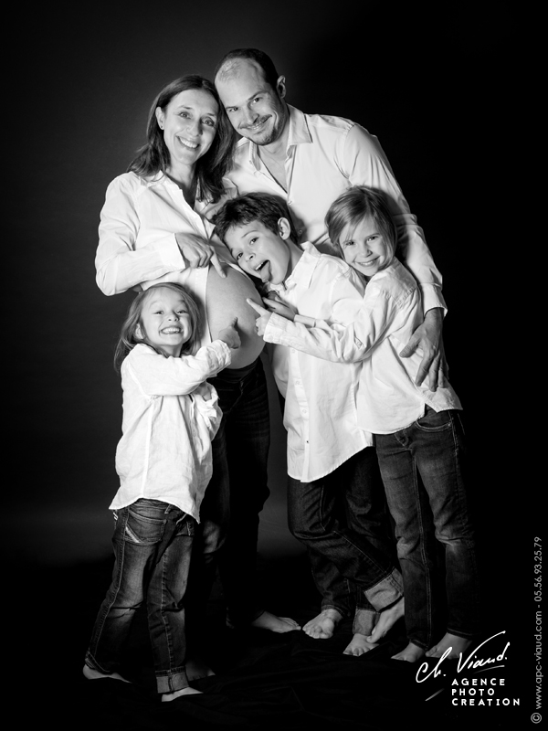 Photo fun d'une famille pendant la grossesse