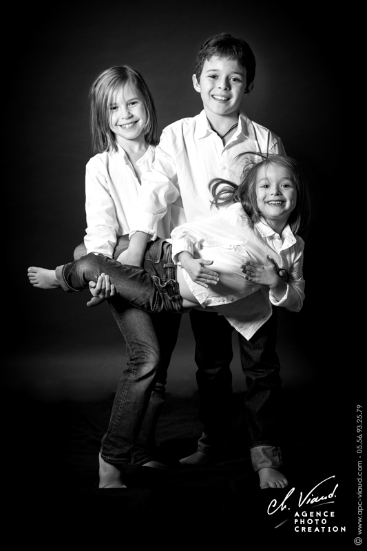 Photo délire de frères et sœurs dans un studio phots