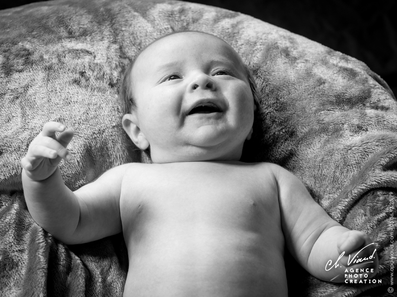 Joli portrait studio d'un nouveau né