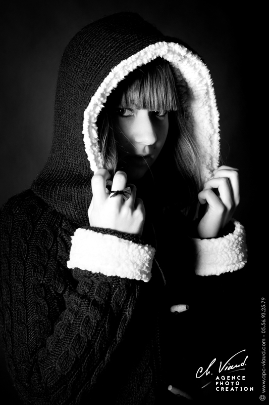 Portrait en noir et blanc d'une jeune femme avec une veste à capuche