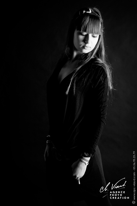 Beau portrait d'une jeune femme dans un studio photo en noir et blanc