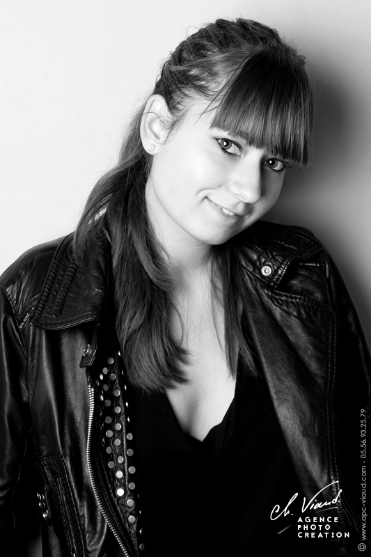 Portrait en noir et blanc d'une jeune femme dans un studio photos professionnels