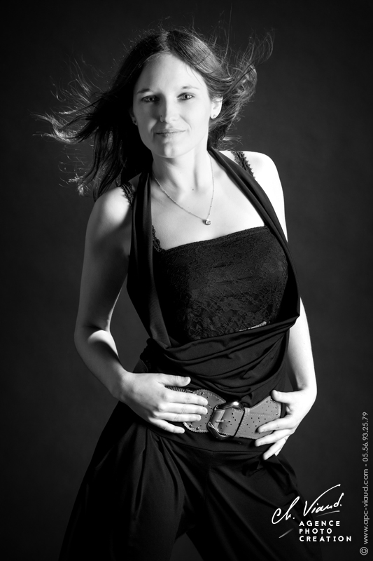 Portrait studio noir et blanc d'une femme en robe noir