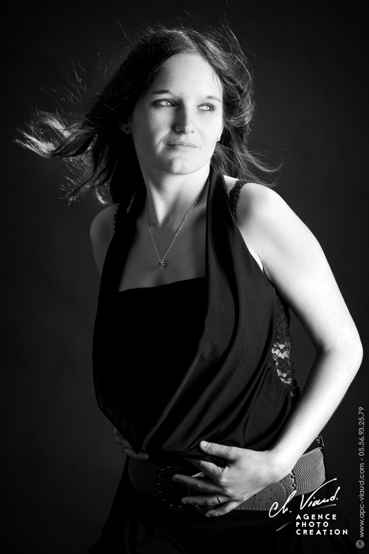 Portrait noir et blanc d'une femme en studio photos