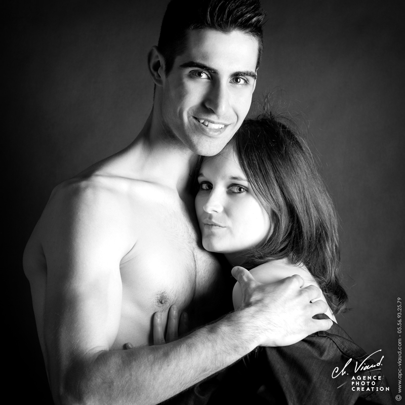 Belle photo noir et blanc d'un couple en studio photos