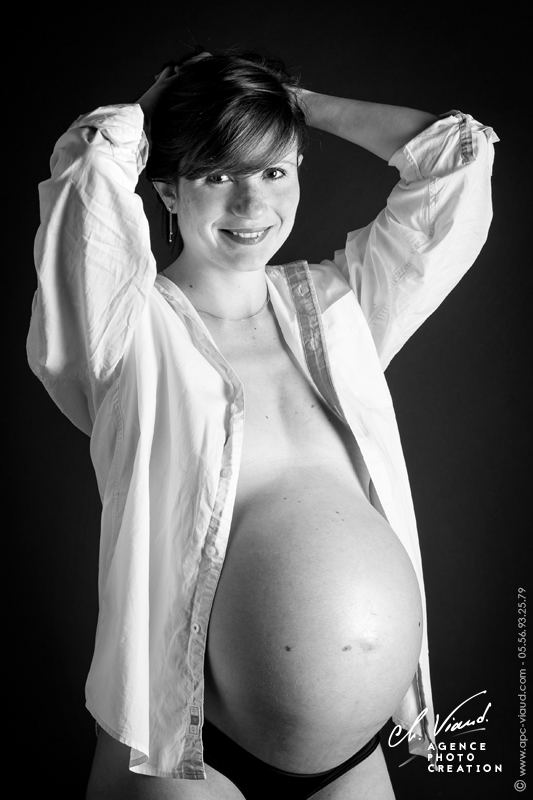 Portrait d'une femme en noir et blanc pendant la grossesse
