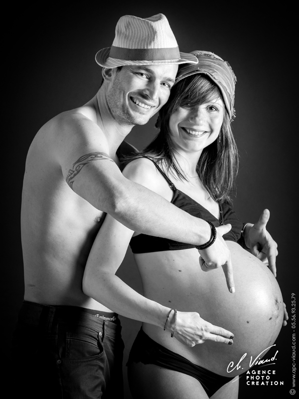 Portrait délire d'un couple pendant la naissance dans un studio photos