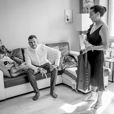 Reportage mariage - Photo noir et blanc des préparatifs du marié
