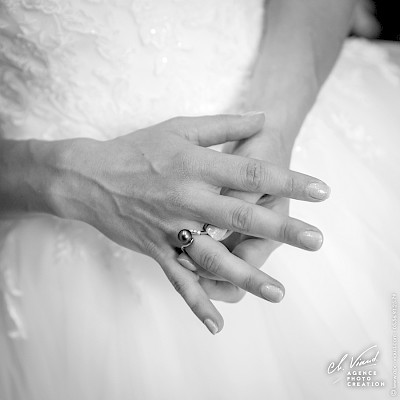 Reportage mariage - Jolie photo détail en noir et blanc des mains de la mariée