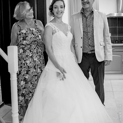 Reportage mariage - Portrait noir et blanc de la mariée entourée de ses parents