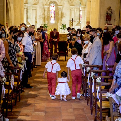 Reportage mariage - Photo sympathique des enfants d'honneur avançant dans l'église