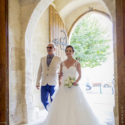 Reportage mariage - Photo de la mariée rentrant dans l'église avec son père