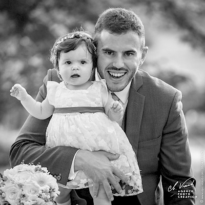 Reportage mariage - Portrait noir et blanc du marié avec sa fille