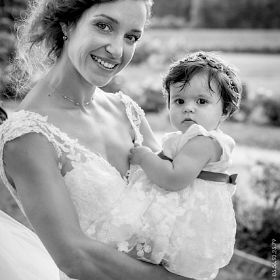 Reportage mariage - Jolie photo de la mariée avec sa fille dans les bras