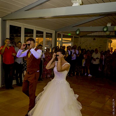 Reportage mariage - Photo délire des mariés pendant l'ouverture du bal