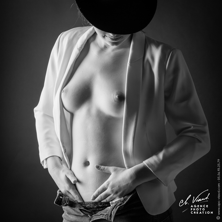 Photo de charme d'une femme en noir et blanc avec un chapeau