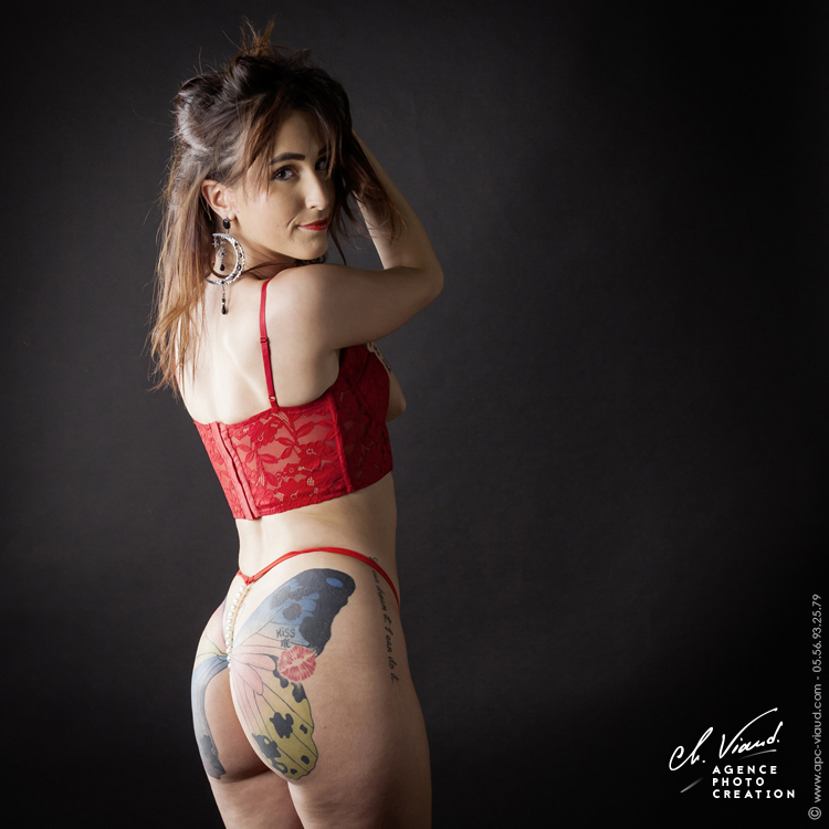 Séance de charme d'une femme tatouée