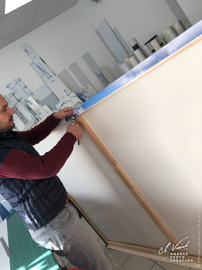 tension de la toile d'art sur châssis bois sur mesure