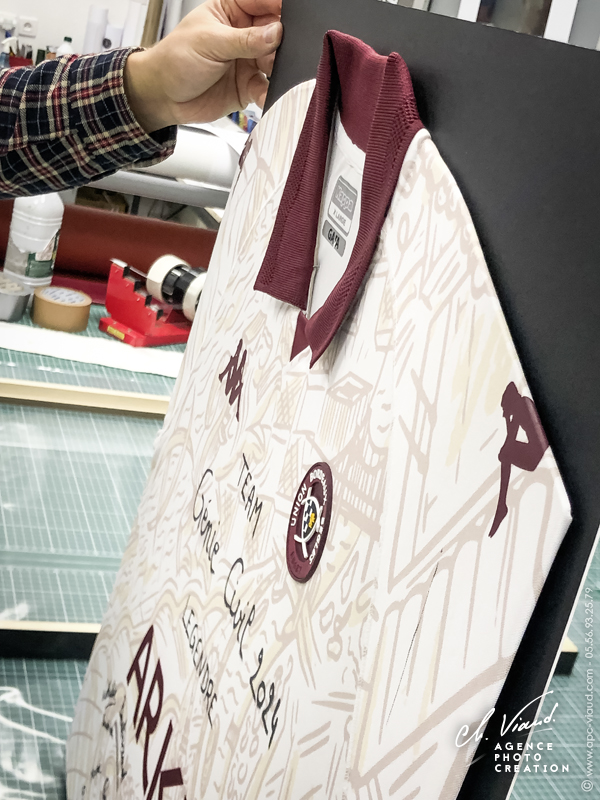 fixation du maillot de l'UBB sur un fond noir pour cadre sur mesure